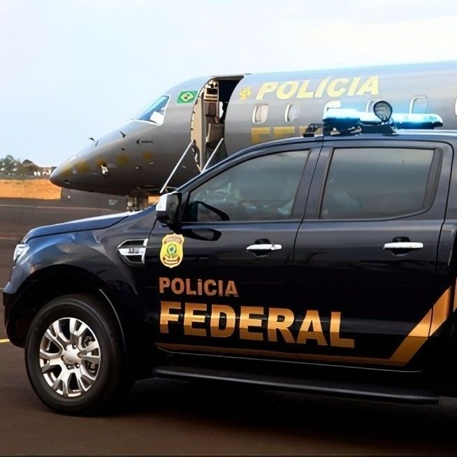 Carro e avião da PF